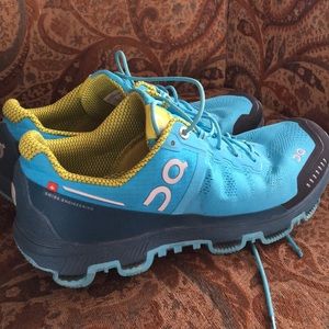 Size 9 (40.5) barely worn On Cloudtec trail shoes